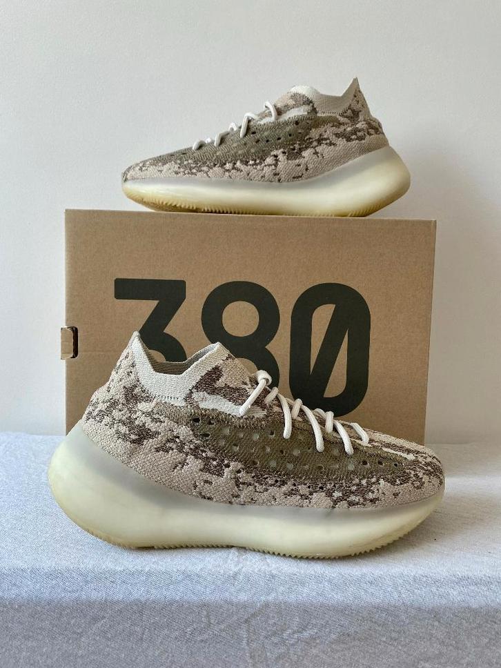 Adidas Yeezy Boost 380 Pyrite (EU 42 2/3), Kleding | Heren, Schoenen, Zo goed als nieuw, Sneakers of Gympen, Overige kleuren, Ophalen of Verzenden