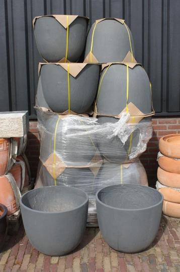 Grijze ronde clayfibre bloempotten terras Ø52 x 42 cm. beschikbaar voor biedingen