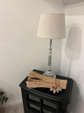 Tafellamp 2x, grey wash voet, beige kap (prijs per stuk) beschikbaar voor biedingen
