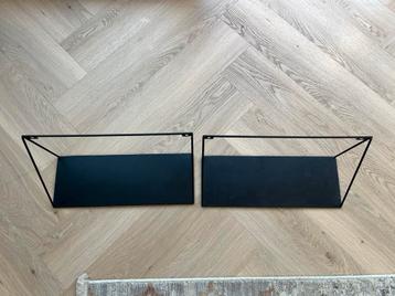 Twee metalen wandplankjes, prijs per set van twee beschikbaar voor biedingen