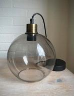 Ronde rookglazen hanglamp met met goudkleurige pendel 18x18, Huis en Inrichting, Lampen | Hanglampen, Ophalen, Gebruikt, Glas