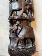 Oud houtsnijwerk sculptuur met dieren, Antiek en Kunst, Kunst | Beelden en Houtsnijwerken, Ophalen of Verzenden