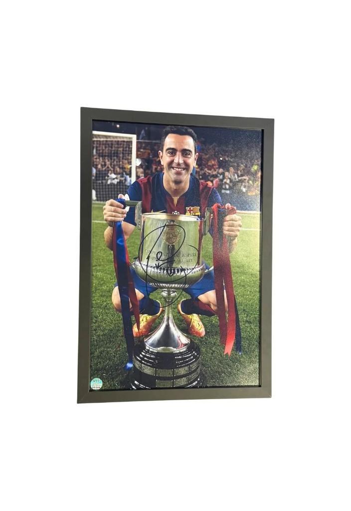 Xavi FC Barcelona gesigneerde ingelijst actie foto,s, Verzamelen, Sportartikelen en Voetbal, Nieuw, Overige typen, Buitenlandse clubs