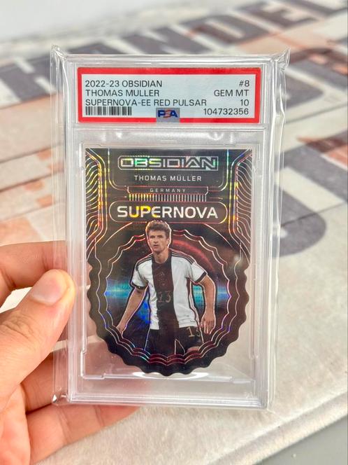 22-23 OBSIDIAN THOMAS MULLER SUPERNOVA-EE RED PULSAR psa-10, Verzamelen, Sportartikelen en Voetbal, Nieuw, Spelerskaart, Buitenlandse clubs