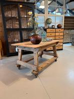 Vintage Werktafel op Wielen | Houten tafel | Vintage atelier, Antiek en Kunst, Ophalen