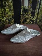 NIEUW! Oosterse Instappers - Maat 38, Kleding | Dames, Schoenen, Ophalen of Verzenden, Zo goed als nieuw, Grijs, Pantoffels of Sloffen