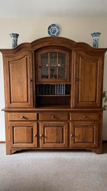 Houten Kast met Deuren en Lades beschikbaar voor biedingen