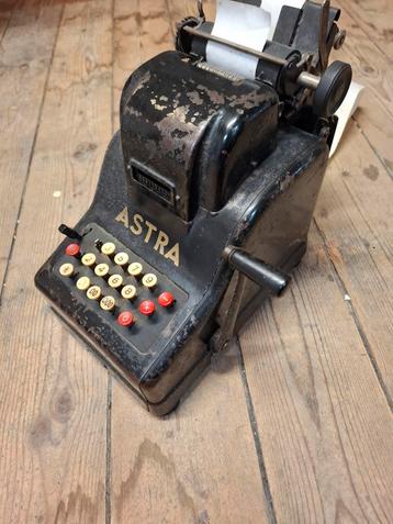 Vintage ASTRA Rekenmachine beschikbaar voor biedingen