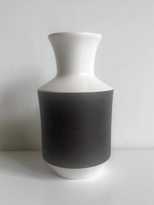 Ivoorwit met bruin engobe vaas van Fris Edam (model 568), Antiek en Kunst, Antiek | Keramiek en Aardewerk, Ophalen of Verzenden