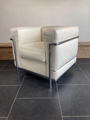 2 Cassina LC2 fauteuils, wit leder beschikbaar voor biedingen