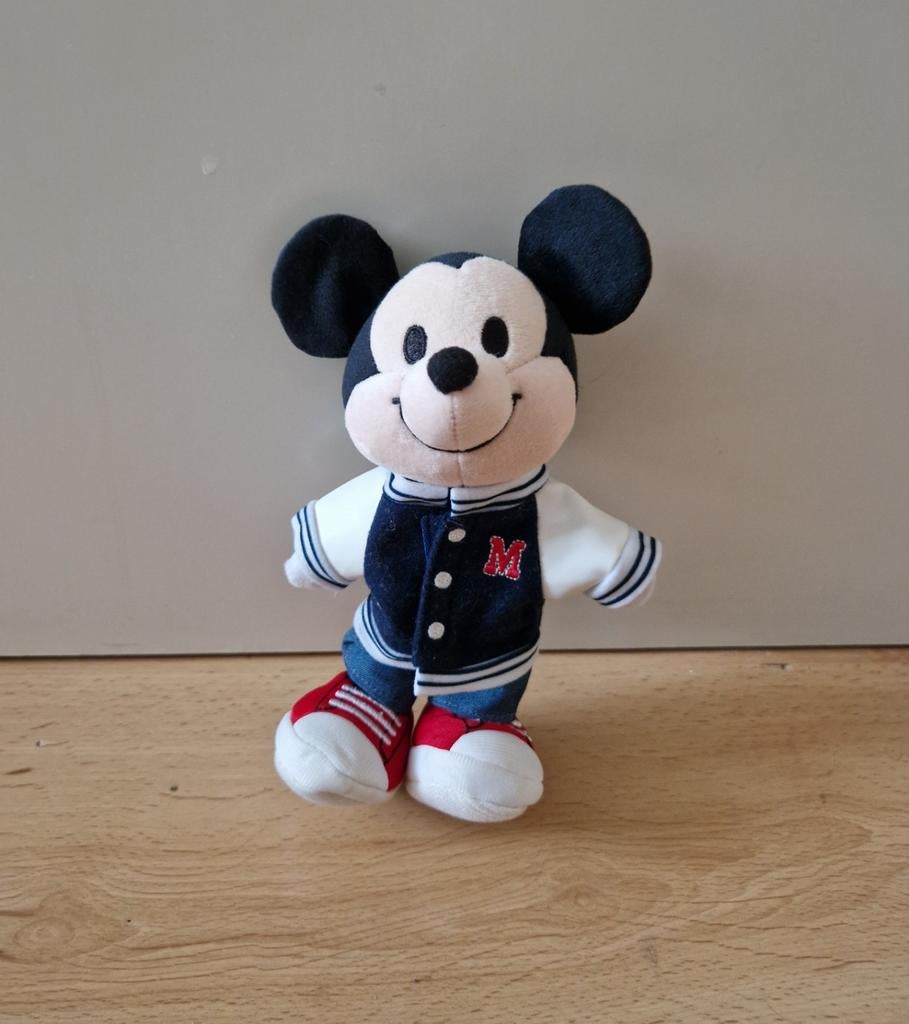Nuimos knuffel mickey outfit school universiteit disneyland, Ophalen of Verzenden, Mickey Mouse, Zo goed als nieuw, Knuffel