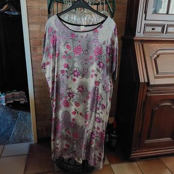 Jurk van het merk Kutsal Tekstill.  Maat 5X (48) beschikbaar voor biedingen