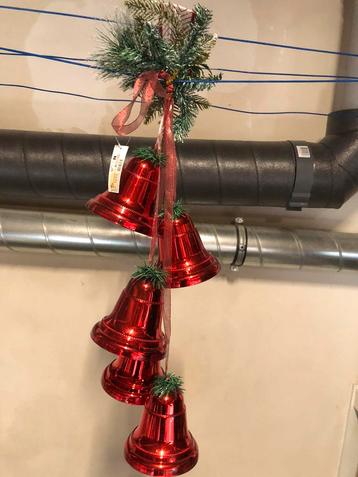 Rode kerstklokkrn aan koord . beschikbaar voor biedingen