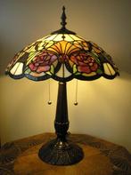 Stijlvolle Tiffany tafellamp met kleurige kap en bijpassende, Ophalen, Zo goed als nieuw, Glas, 50 tot 75 cm