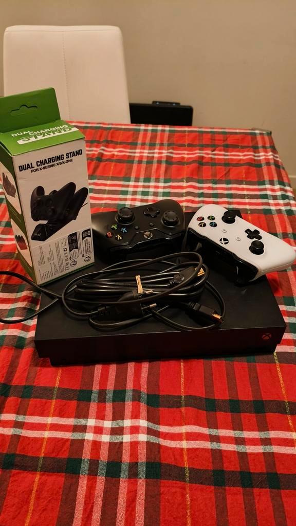 Xbox One X 1TB met 2 controllers + laadstation, Spelcomputers en Games, Spelcomputers | Xbox One, Gebruikt, Xbox One X, 1 TB, Met 2 controllers