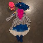 Customized zwartwitte carnavalsjas Engelse drop maat S, Carnaval, Ophalen of Verzenden, Zo goed als nieuw, Kleding