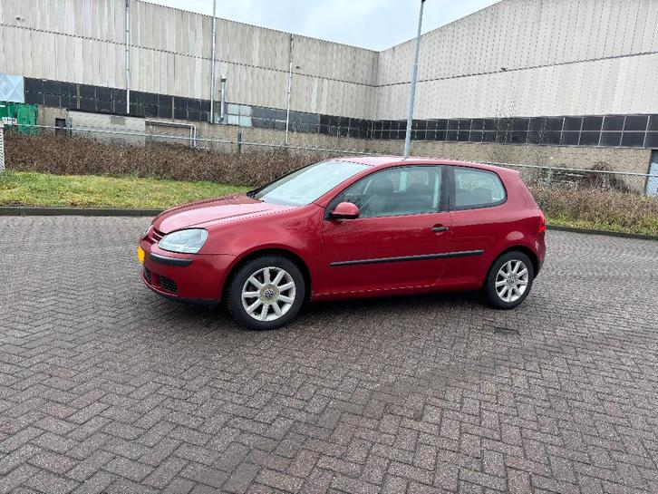 vw golf 5  3deurs, Auto's, Volkswagen, Particulier, Golf, Benzine, Hatchback, Handgeschakeld, Rood, Grijs, Stof, Voorwielaandrijving