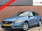 Volvo V60 1.6 T3 Kinetic | NL-AUTO! | 1E EIG! | DEALER OH!, Auto's, Voorwielaandrijving, 4 cilinders, 150 pk, Blauw