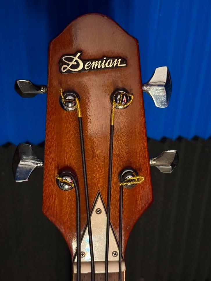 Demian #bb62 beatle bass 1967 - cherry burst, Muziek en Instrumenten, Snaarinstrumenten | Gitaren | Bas, Zo goed als nieuw, Ophalen