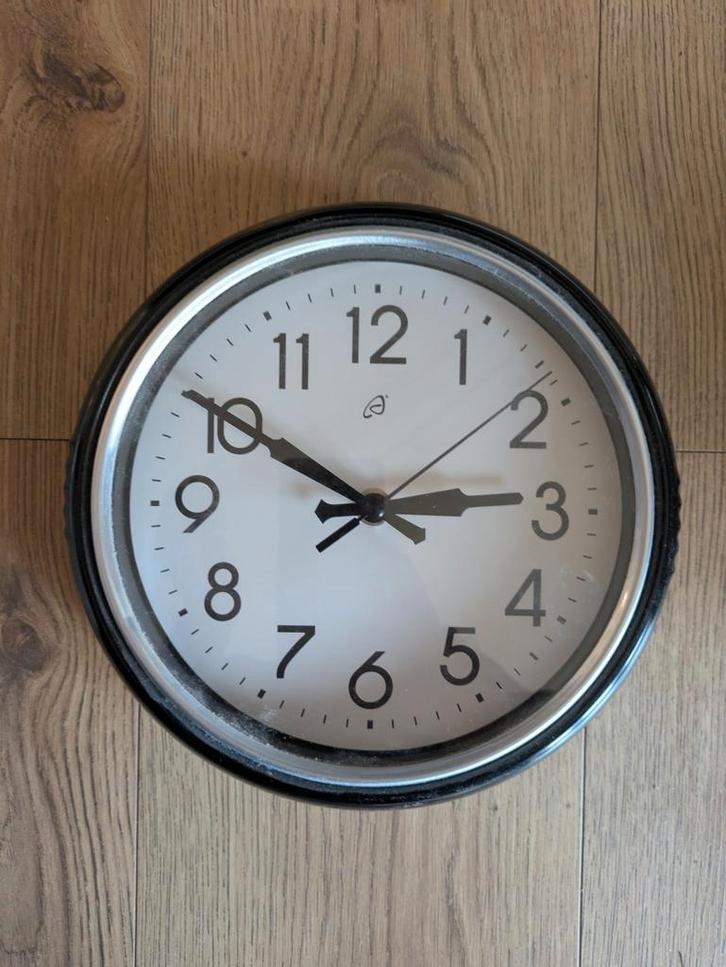 Zwarte wandklok, Huis en Inrichting, Woonaccessoires | Klokken, Zo goed als nieuw, Wandklok, Ophalen of Verzenden