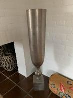Hoge zilveren vaas van PTMD, Huis en Inrichting, Woonaccessoires | Vazen, Ophalen, Overige materialen, Overige kleuren, Zo goed als nieuw