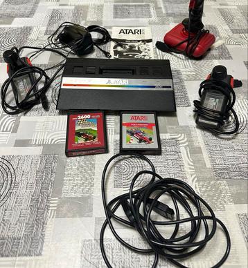 Atari 2600 Compleet met 2 Controllers en Games beschikbaar voor biedingen