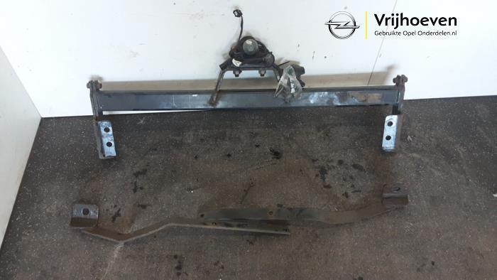 Trekhaak van een Opel Vivaro (Vivaro 14-), Auto-onderdelen, Ophanging en Onderstel, Opel, Gebruikt, 3 maanden garantie, Ophalen of Verzenden