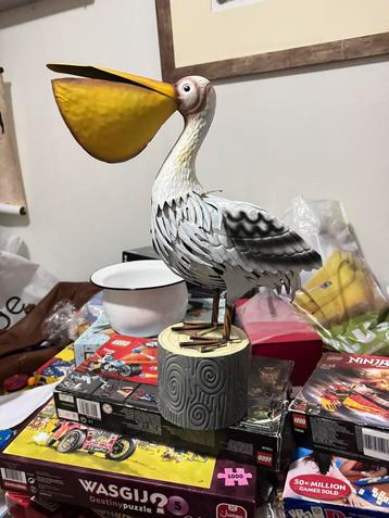 Twee pelikanen uit blik gemaakt beschikbaar voor biedingen