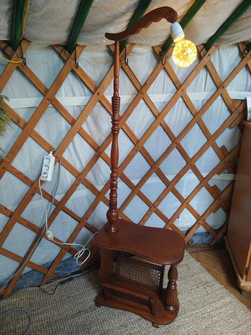 Vintage staanlamp met lectuurbak, Huis en Inrichting, Lampen | Vloerlampen, Gebruikt, 150 tot 200 cm, Hout, Ophalen