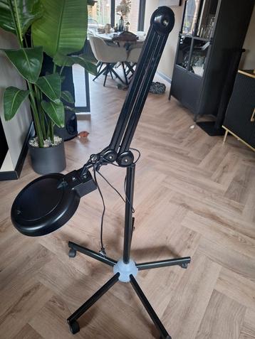Zwarte loeplamp/loupelamp met statief beschikbaar voor biedingen