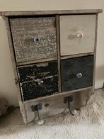 Muurkastje met laatjes en haken - Vintage Stijl, Minder dan 50 cm, Gebruikt, Vintage, Ophalen of Verzenden