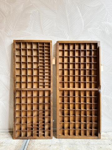 Vintage houten letterbakken beschikbaar voor biedingen