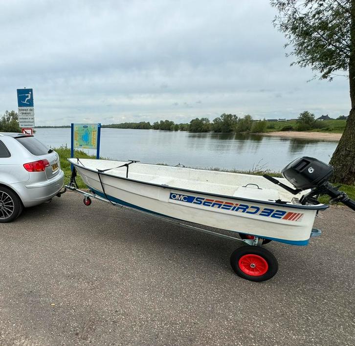 Motor boot / visboot, Watersport en Boten, Vis- en Consoleboten, Zo goed als nieuw, Tot 10 pk, 3 tot 6 meter, Benzine, Buitenboordmotor
