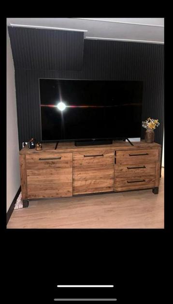 Houten kast met zwarte handvaten en zwarte poten beschikbaar voor biedingen