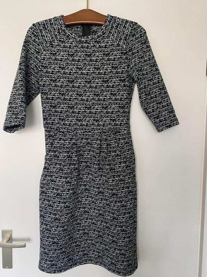 Winterjurk  zwart wit mt 34, Kleding | Dames, Jurken, Zo goed als nieuw, Maat 34 (XS) of kleiner, Zwart, Knielengte, Ophalen of Verzenden