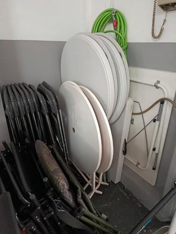 Feestmeubels: 10 klapstoelen, tafels beschikbaar voor biedingen