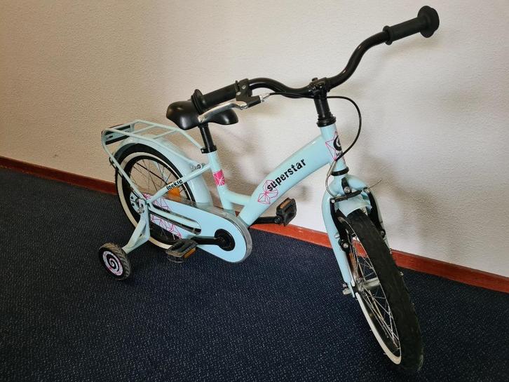 Loekie Superstar 16 inch fiets met zijwieltjes, Fietsen en Brommers, Fietsen | Kinderfietsjes, Gebruikt, 16 tot 20 inch, Zijwieltjes