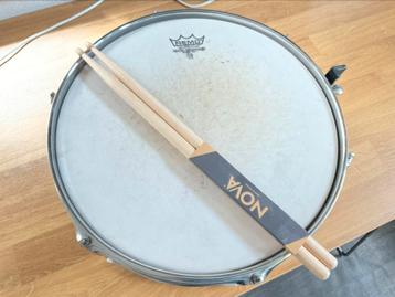 Snaer drum & drumsticks beschikbaar voor biedingen