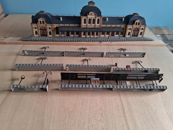 STATION MET PERRON, Hobby en Vrije tijd, Modeltreinen | H0, Gebruikt, Brug, Tunnel of Gebouw, Gelijkstroom of Wisselstroom, Overige merken