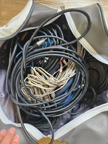 Tas vol kabels voor muziek versterker, gitaar & microfoon beschikbaar voor biedingen