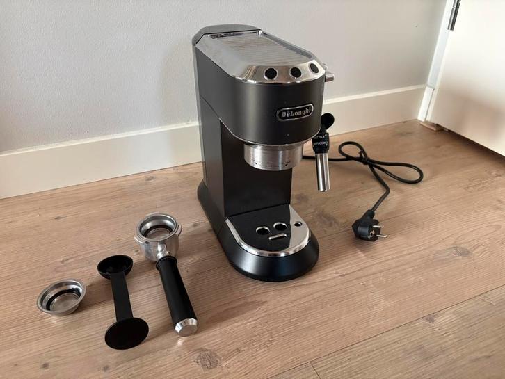 DeLonghi Dedica EC 685 piston machine, Witgoed en Apparatuur, Koffiezetapparaten, Zo goed als nieuw, Gemalen koffie, Espresso apparaat