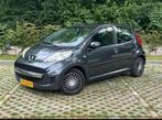 Peugeot 107 1.0 12V 5DR 2-TRONIC 2010 Grijs Lage KM stand, Auto's, Stof, Zwart, 4 stoelen, 68 pk