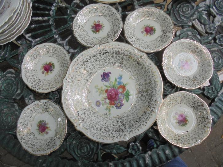 Petit foursetje met bloemboeket / roze roos en veel gouddeco, Antiek en Kunst, Antiek | Servies compleet, Ophalen of Verzenden