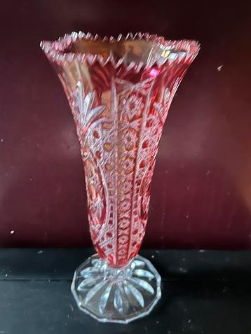 Boheemse Robijnrode overlay geslepen kristallen vaas beschikbaar voor biedingen