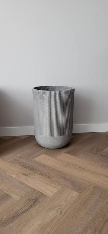 Nieuwe Kwantum Bloempot Dijon Grijs beschikbaar voor biedingen