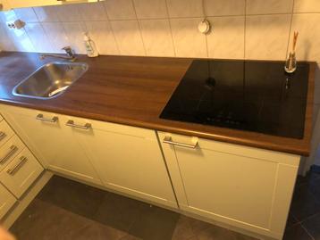 Kleine hoekkeuken in redelijke staat beschikbaar voor biedingen