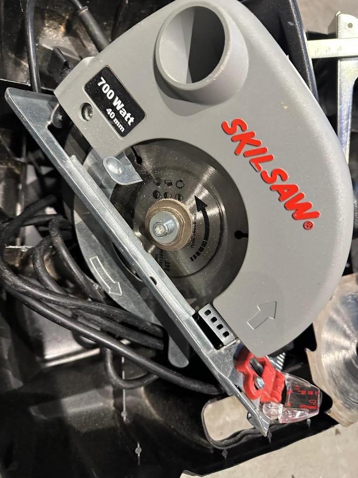 SKIL cirkelzaag met 2 zaagbladen, Doe-het-zelf en Verbouw, Gereedschap | Zaagmachines, Gebruikt, Afkortzaag, 600 tot 1200 watt