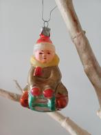 Oude kerstbal van glas kindje op slee, Ophalen of Verzenden, Zo goed als nieuw
