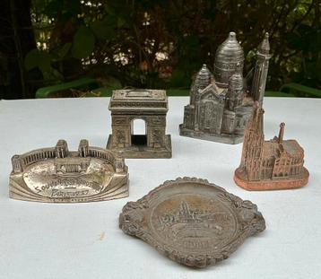 Metalen miniatuur souvenirs. Gebouwen en Lourdes asbakje. beschikbaar voor biedingen