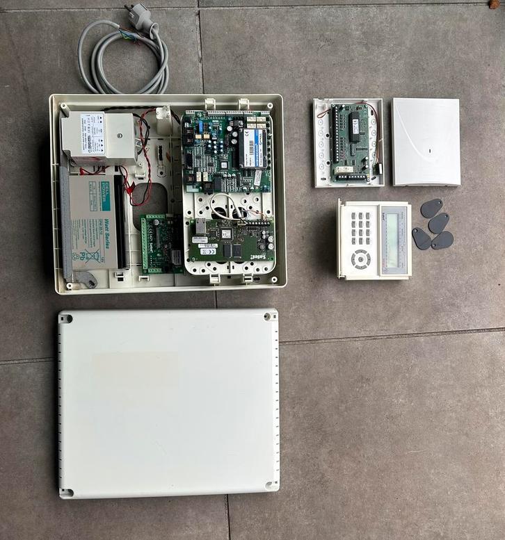 Vaste prijs Beveiligingsysteem Satel Integra64, Doe-het-zelf en Verbouw, Alarmsystemen, Gebruikt, Compleet systeem, Overige soorten